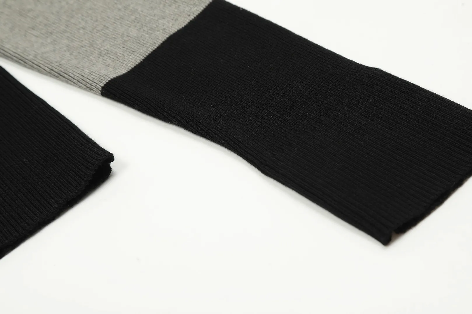 vivienne west wood Vivienne contrasting high-end Korean-style cardigan knitted sweater wool 2024 autumn latest style 🧩 15% merino cotton wool 85% wool blend 🧩Correct Italian 🇮🇹100% wool washed wheat logo Size: S -M- L Color: blue pink black gray